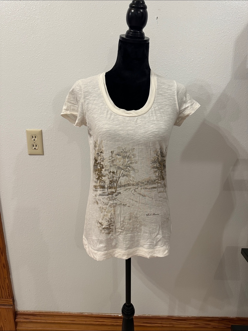 Eddie Bauer Cream Graphic Scoop Neck Short Sleeve Tee size s